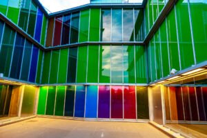 Vidros coloridos: como deixar seu projeto de fachada ou de interiores mais cativante e divertido
